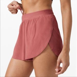 RARE LULULEMON FIND YOUR PACE SHORT 3” 🍋 - SIZE 4